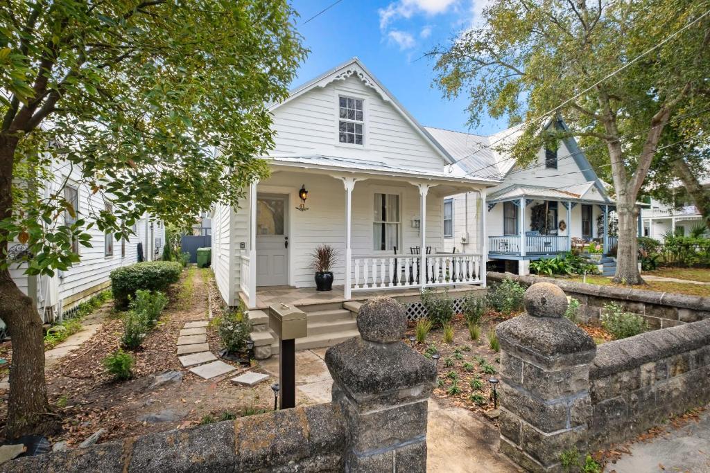 Groveside Cottage - Historic Retreat in the Heart Of Town