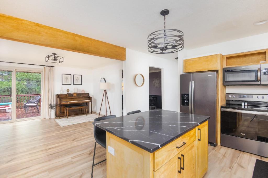 Spacious 4 Bedroom Family Friendly Home (West Des Moines)