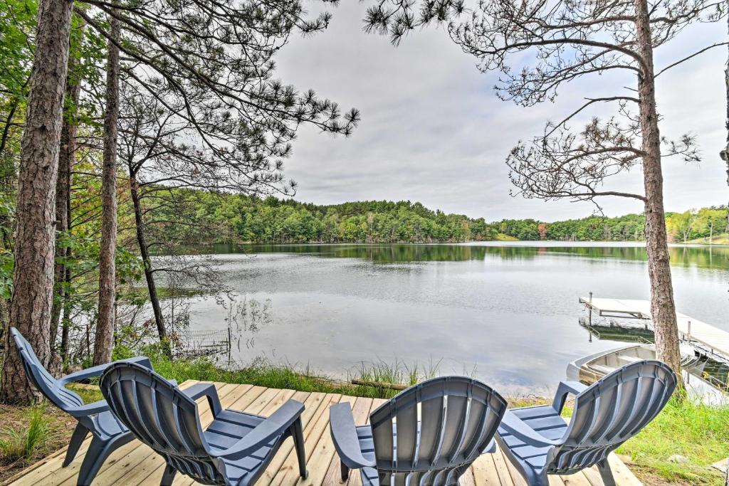 Quiet Retreat on Lake with Kayaks (Wautoma)