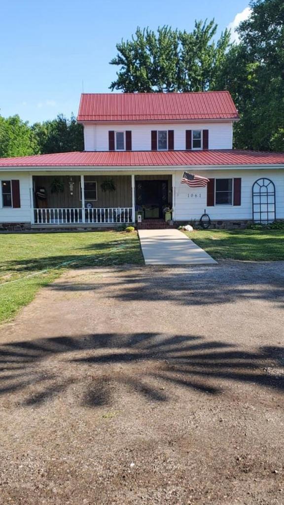 The FarmHouse Inn Bed and Breakfast (Nappanee)