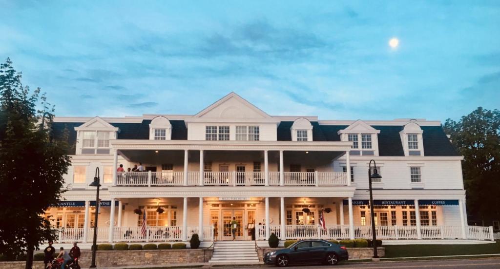 Mills Park Hotel (Fairborn)