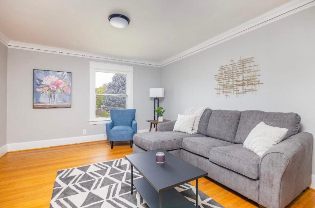Spacious 2 Bedroom Home Near Ingersoll & Downtown