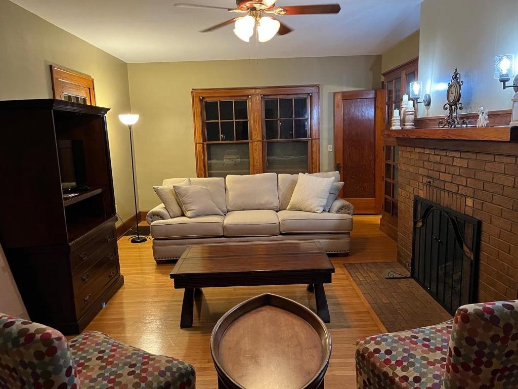 Historic Downtown Brownsburg Home w/Charm (Brownsburg)