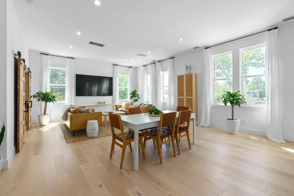 Uptown Carriage House - Chic Private Walkable