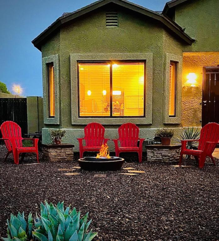 Bright Beautiful Sunny Home Away from Home!