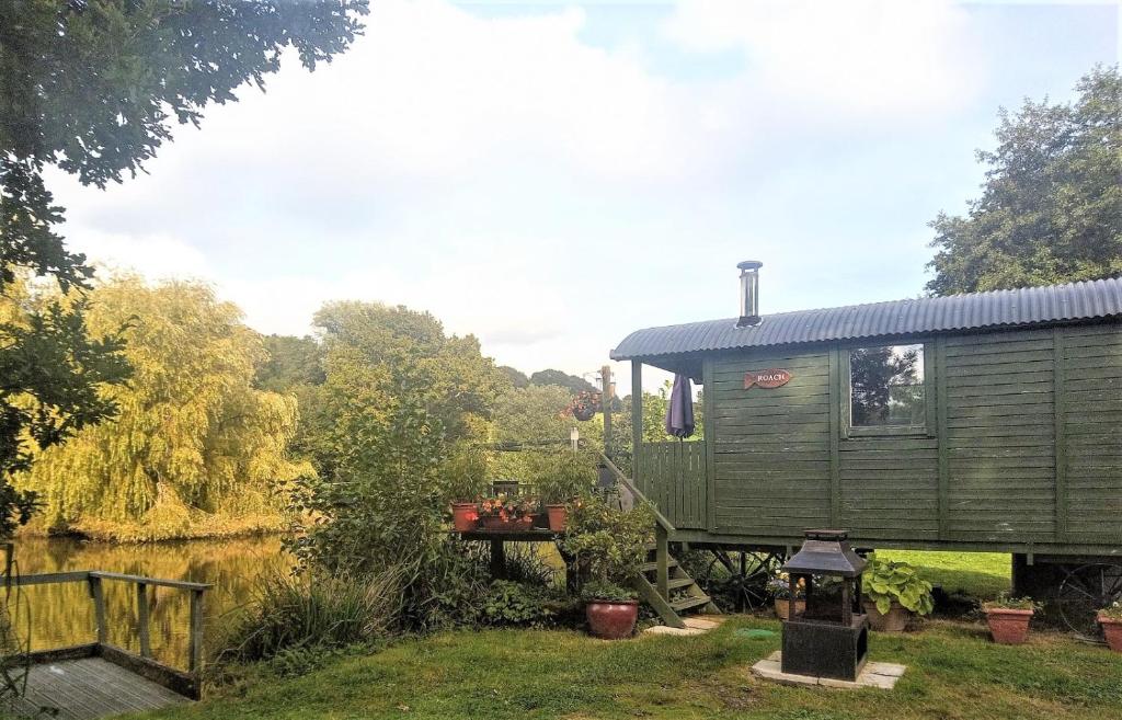 Charming tranquil Shepherds Hut with lakeside balcony 'Roach' (Uckfield)