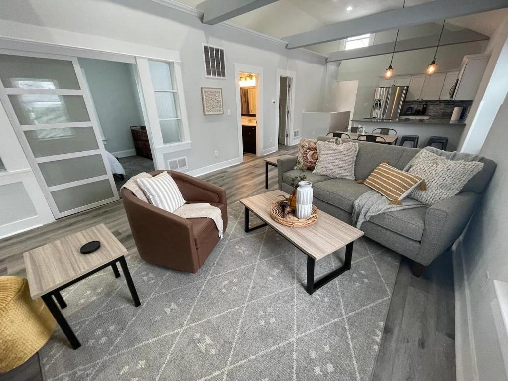 Cheerful 2-bedroom home with free parking