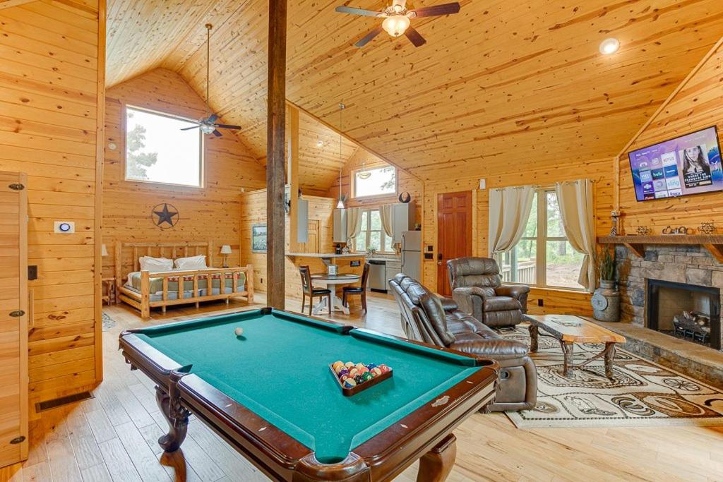 Romantic Cabin w Rain Shower & Spa Tub (Cornelia)