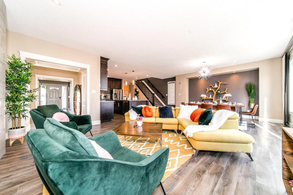LUXURIOUS SUMMERSIDE Home I Fireplace I EIA