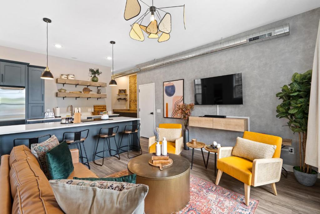 The Bentley Condotel in Historic Walker’s Point w/ Garage + Yard (Milwaukee)