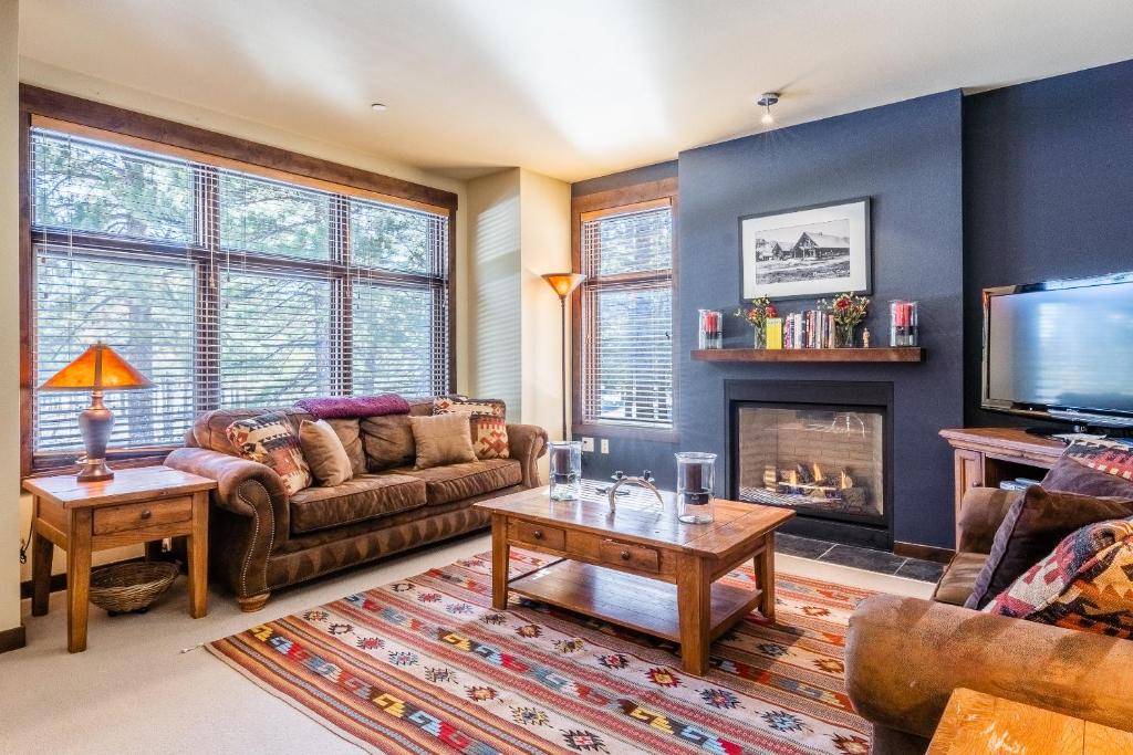 New Listing Updated Solstice 8 2 bedrm 2 bath near eagle lodge on golf course steps to free shuttle