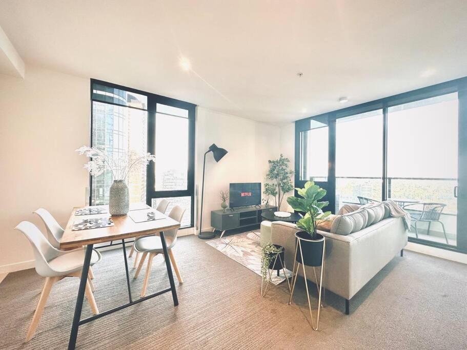 Leisure 2BR1BA Apt southbank+ Free parking+Pool