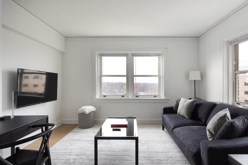 Comfy MW 1BR with Gym & WD by Zencity