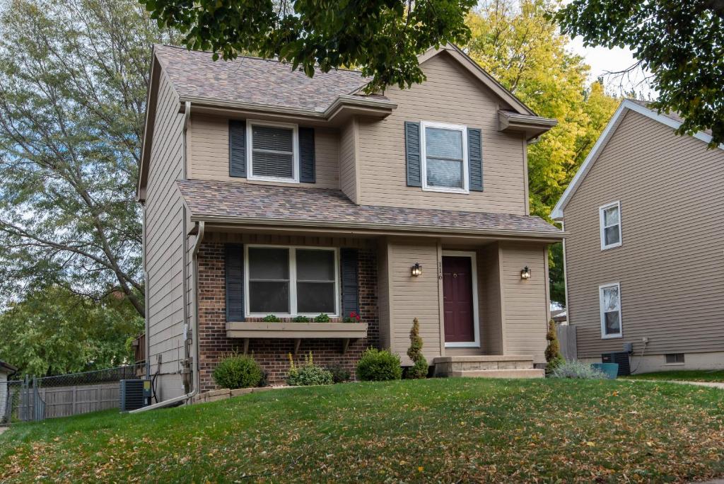 Spacious 3 Bedroom Home with Foosball (West Des Moines)