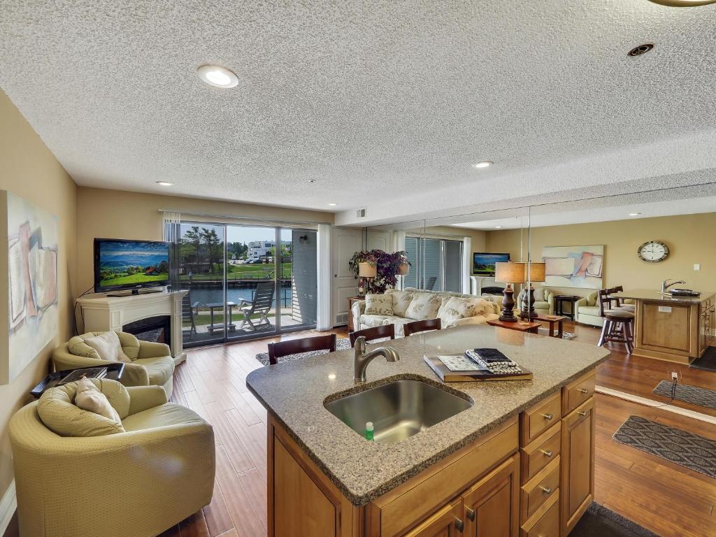 116 Edgewater Inn (Charlevoix)