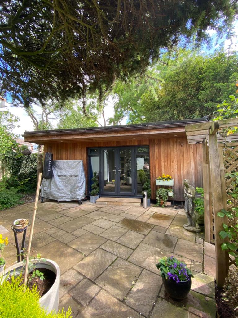 Thistle Lodge - Quiet Garden lodge with off road parking (Hemel Hempstead)