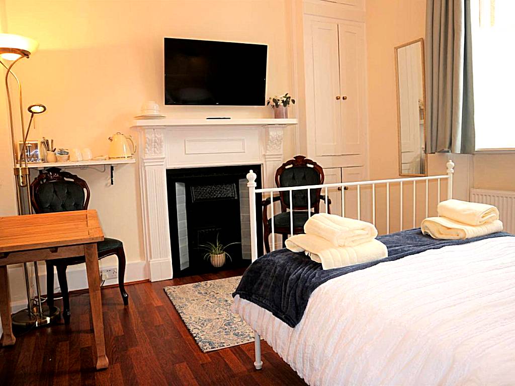 Izarra - Town centre en-suite with own entrance and free parking (Newport Pagnell) 
