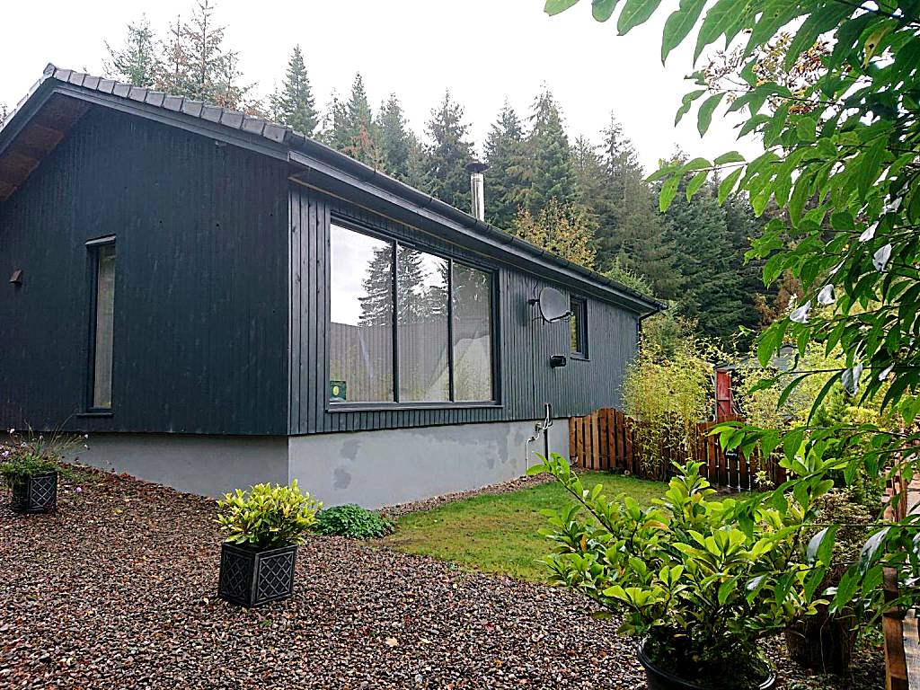 Loch Ness Highland Cottages with partial Loch View