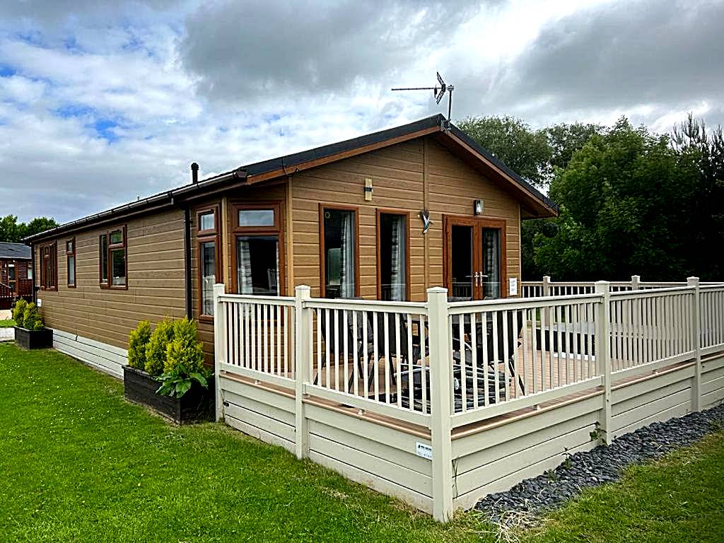 Kingfisher Lodge with Hot Tub