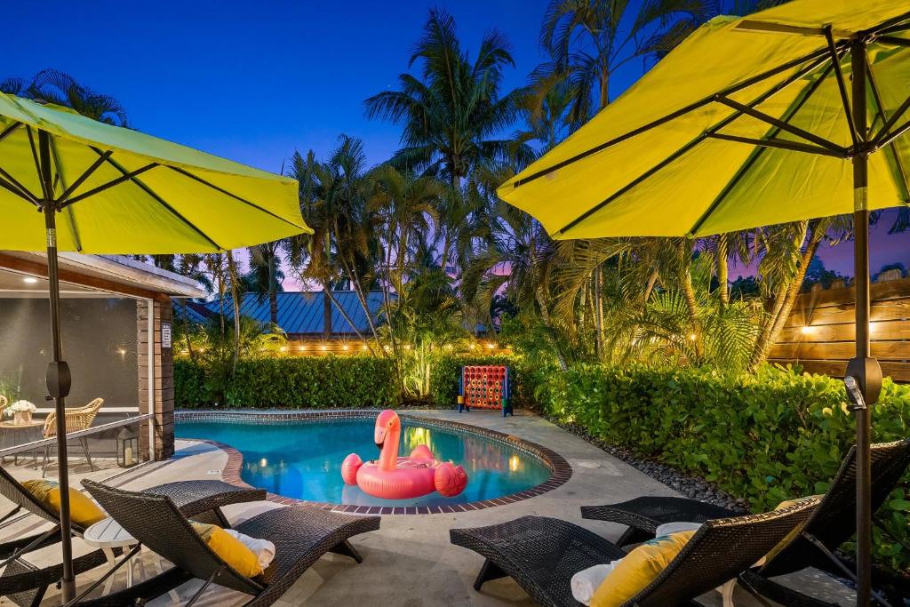Walk to Beach - Tropical Heated Pool - Sleeps 12