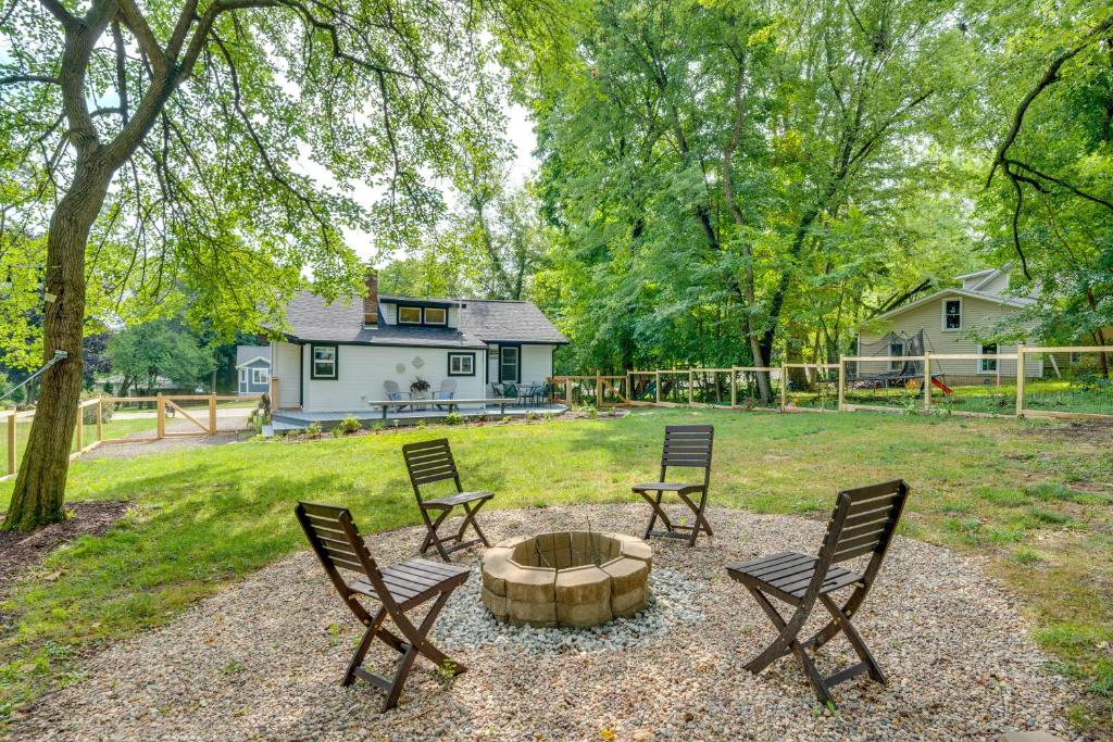 Welcoming Williams Bay Cottage with Deck and Fire Pit!