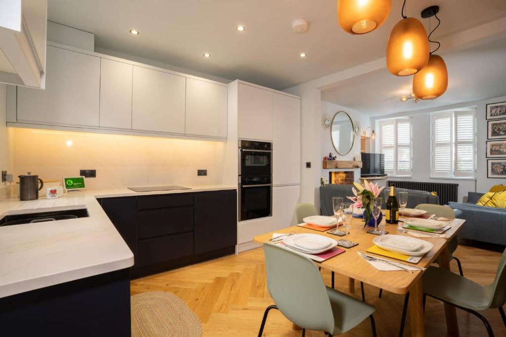 Modern Home in Windermere by LetMeStay