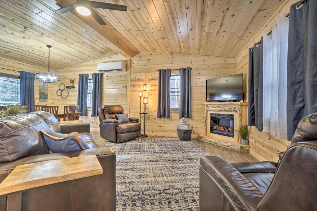 Quiet Pines Cabin with Hot Tub and Fishing Pond!